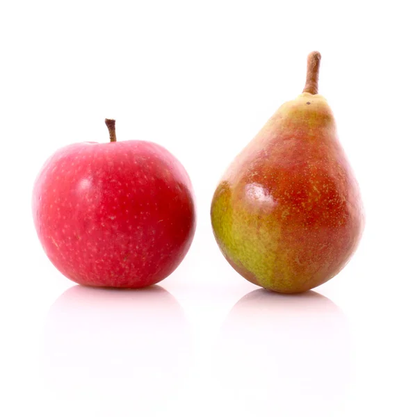 Roter Apfel und gelb-grüne Birne isoliert auf weißem Hintergrund — Stockfoto