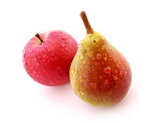 Červené jablko a žluto zelené hrušky izolovaných na bílém pozadí — Stock fotografie