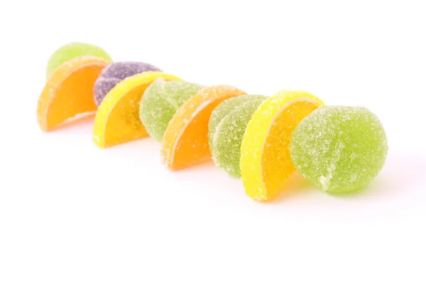 흰색 절연 체인 배열에서 과일 젤리 — 스톡 사진