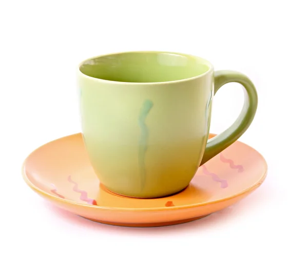 Зеленая чашка с блюдцем изолированы на белом — стоковое фото