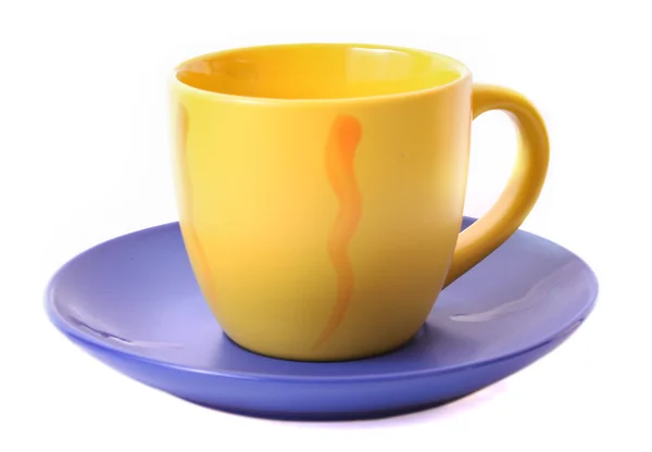 Gelbe Tasse mit Untertasse isoliert auf weiß — Stockfoto