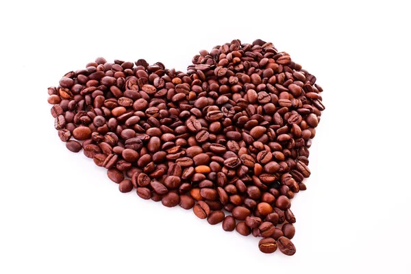 Grãos de café no símbolo de coração isolado no branco. Adoro café. . — Fotografia de Stock
