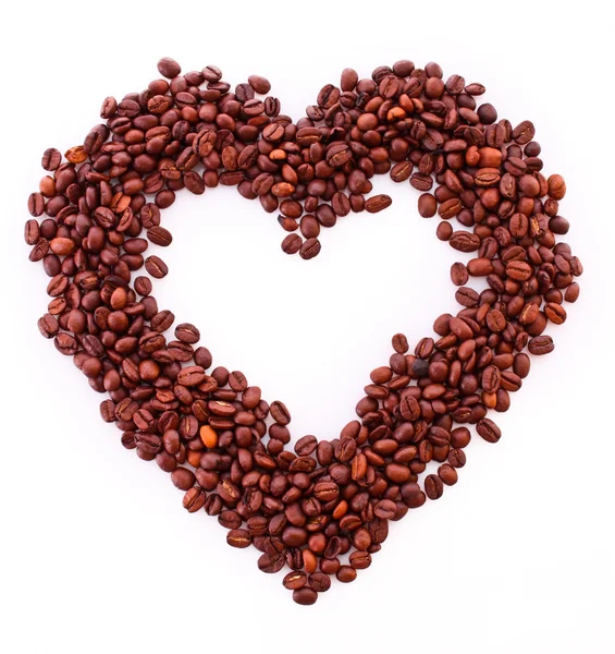 Chicchi di caffè nel simbolo del cuore isolati sul bianco. Amo il caffè . — Foto Stock
