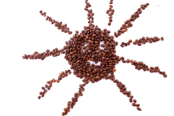 Grains de café dans le symbole du soleil isolé sur blanc — Photo