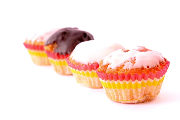Muffin appena sfornati su sfondo bianco — Foto Stock
