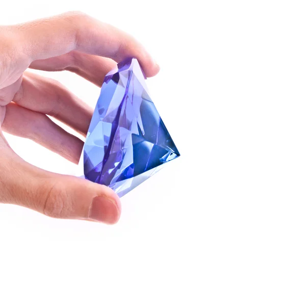 白で隔離される手で巨大なブルー ダイヤモンド — ストック写真