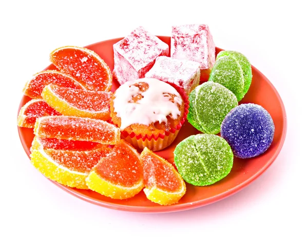Ζελέ φρούτων σε ερυθρή πλάκα απομονωθεί水果果冻上孤立的红板 — 图库照片