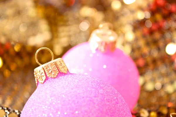 Новогодний декоративный стеклянный шар на золотом фоне — стоковое фото