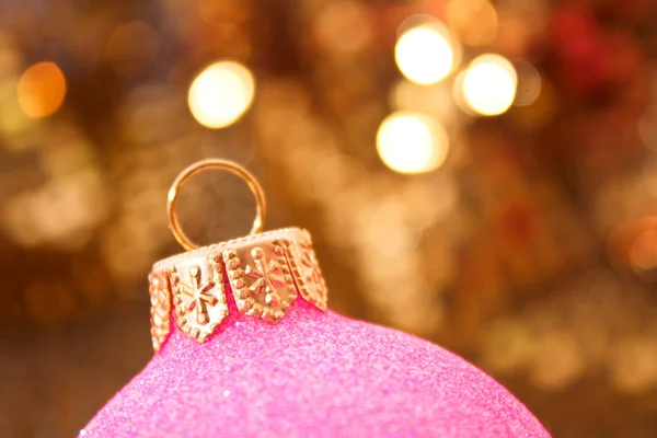 Año Nuevo decoración bola de vidrio sobre fondo de oro —  Fotos de Stock