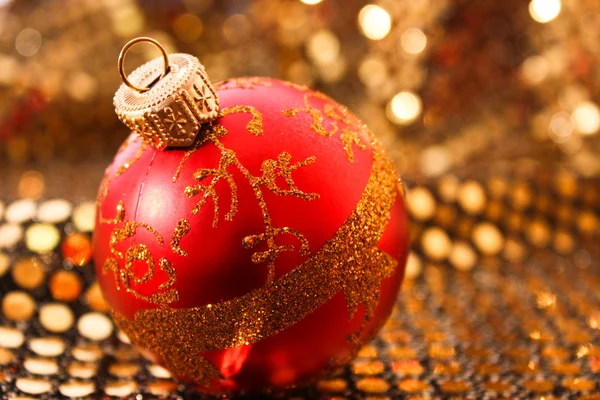 Novoroční dekorace skleněná koule na zlaté pozadí — Stock fotografie