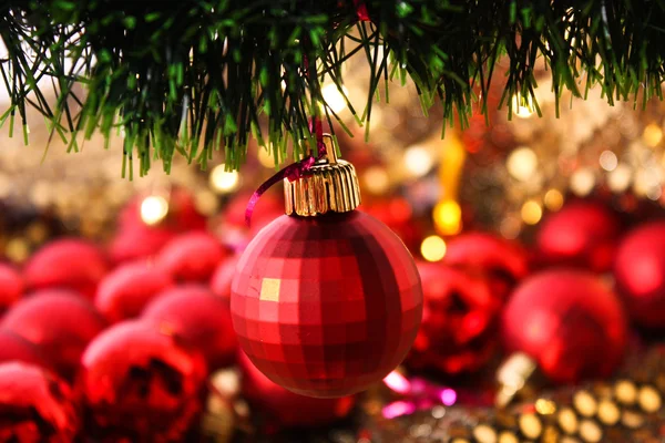 Nieuwjaar decoratie glazen bal op fir-boom — Stockfoto