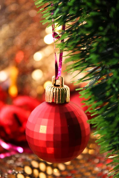 Palla di vetro di decorazione di anno nuovo su abete — Foto Stock