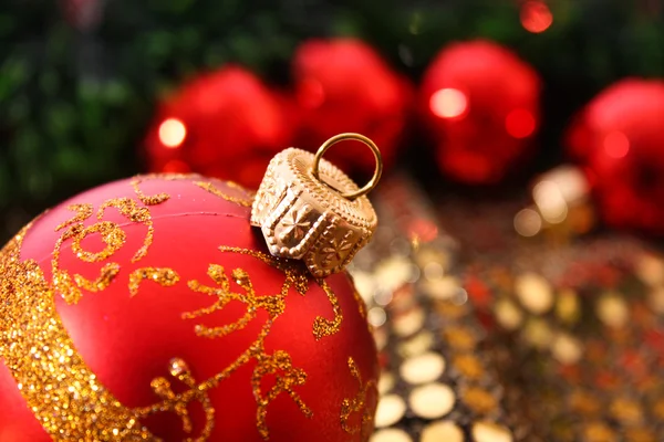 Novoroční dekorace skleněná koule na jedle — Stock fotografie