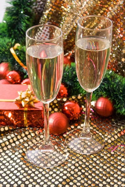 Dos copas con champán y decoraciones de Año Nuevo —  Fotos de Stock