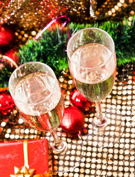 Champagne och gåva — Stockfoto