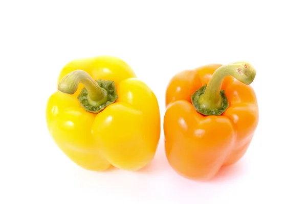 Peperoni arancioni e gialli isolati su bianco — Foto Stock