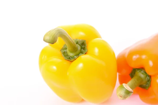 Oranžové a žluté papriky, izolované na bílém — Stock fotografie