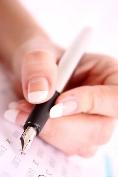 Στυλό στο χέρι κάνει ορισμένες διορθώσεις σε έντυπη ψηφία — Φωτογραφία Αρχείου