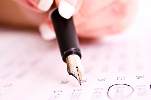Ręka trzyma długopis, coś pisze — Zdjęcie stockowe