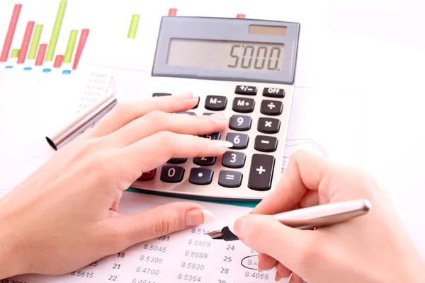 Pen, cijfers en calculator — Stockfoto