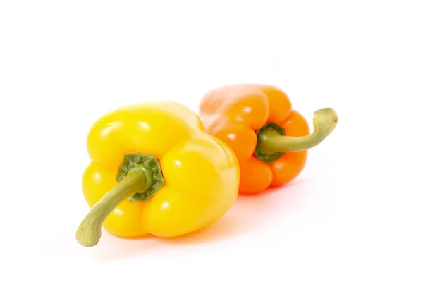 Laranja e pimentas amarelas isoladas em branco — Fotografia de Stock