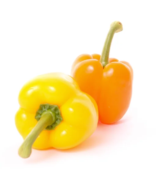 Peperoni arancioni e gialli isolati su bianco — Foto Stock