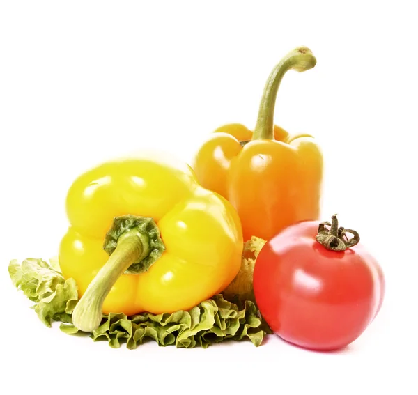 Dwie papryki i pomidorów na Zielona sałatka na białym tle — Zdjęcie stockowe