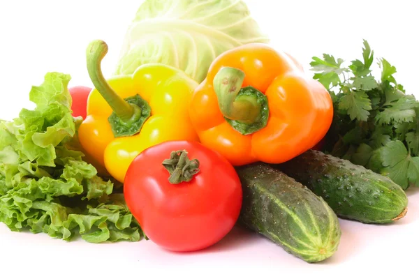 Papriky, rajčata, okurka a salát, samostatný — Stock fotografie
