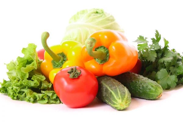 Pimentos, tomate, pepino e salada isolados — Fotografia de Stock