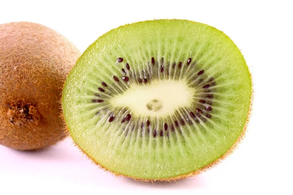 Gesneden kiwi geïsoleerd op wit — Stockfoto