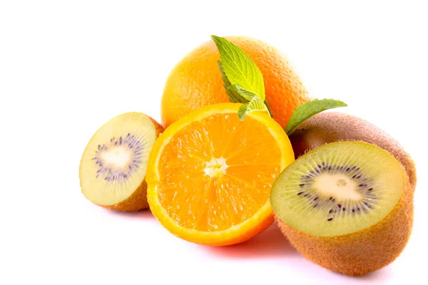 Arancione e kiwi isolati su bianco — Foto Stock