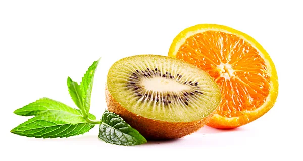 Apelsin och kiwi isolerad på vit — Stockfoto