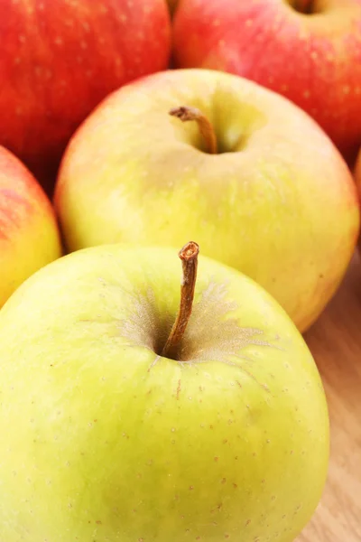 Primo piano mela rossa e verde — Foto Stock