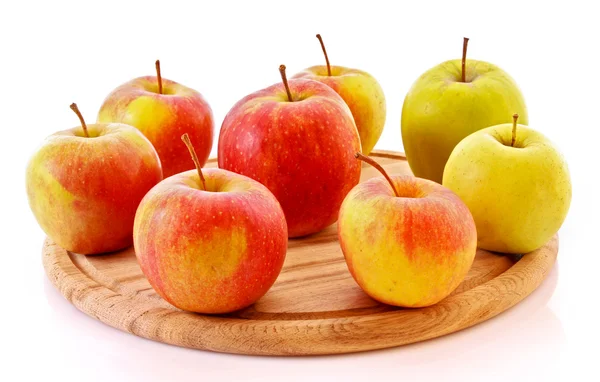 Wenige Äpfel auf Holztablett isoliert auf weiß — Stockfoto