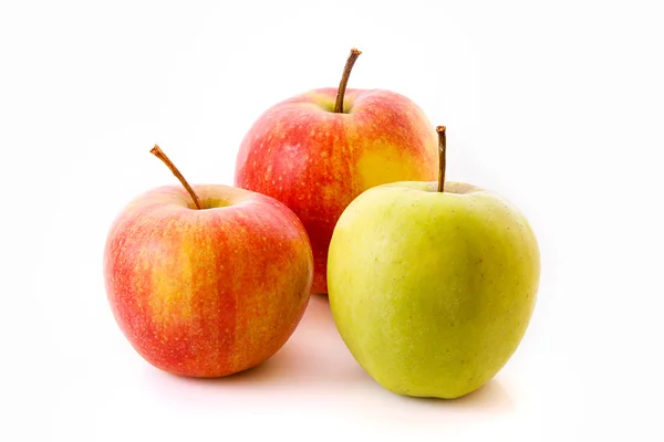 Três maçãs maduras isoladas em branco — Fotografia de Stock