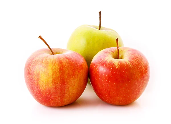 Τρία ώριμα μήλα που απομονώνονται σε λευκό — Φωτογραφία Αρχείου