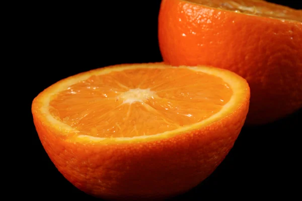 Arancione a fette su sfondo nero — Foto Stock