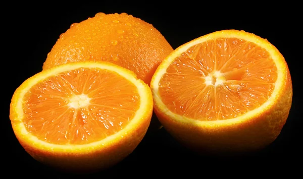 Oranje gesneden op zwarte achtergrond — Stockfoto