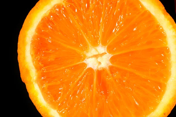 Naranja en rodajas sobre fondo negro — Foto de Stock
