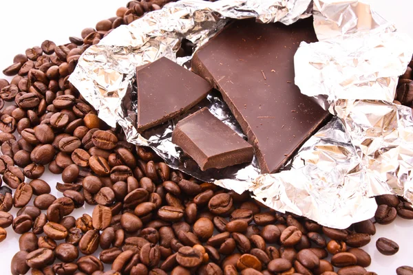 Chocolate y granos de café —  Fotos de Stock