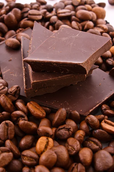 Schokolade und Kaffeebohnen — Stockfoto