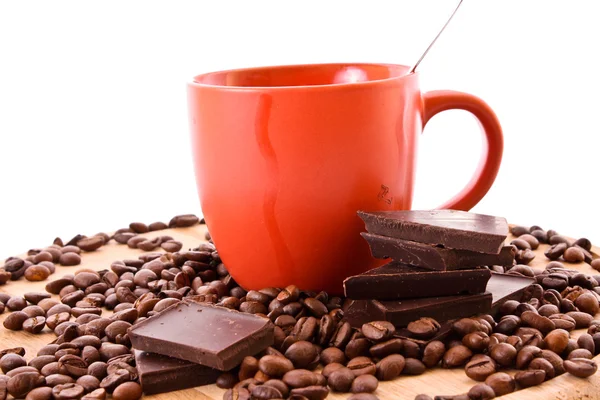 Choklad, kaffebönor och koppen med kaffe — Stockfoto