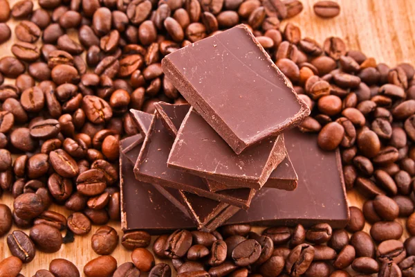 Chocolade en koffie bonen — Stockfoto