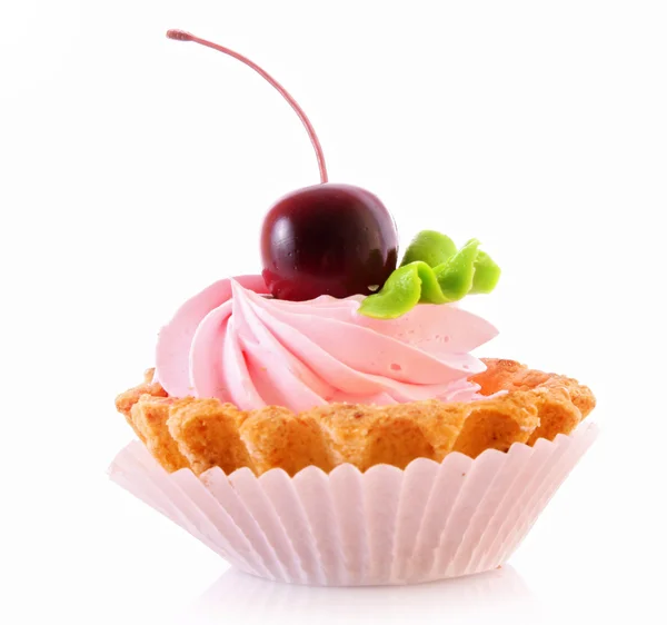 Söt kaka med körsbär isolerad på vit — Stockfoto