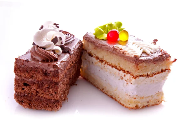 Gâteaux sucrés isolés sur blanc — Photo