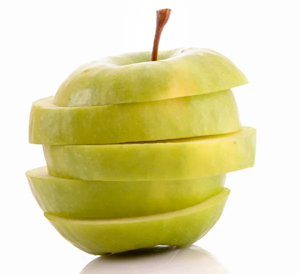 Plasterki jabłka na białym — Zdjęcie stockowe