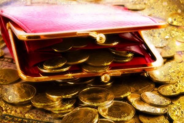 Rood vrouw portemonnee en gouden munten — Stockfoto