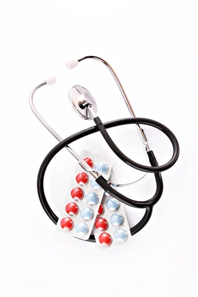 Tabletler ve üzerinde beyaz izole stetoskop — Stok fotoğraf