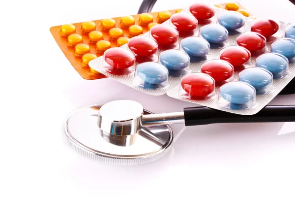 Tabletter och stetoskop — Stockfoto