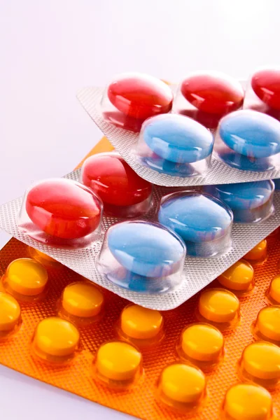 Tablety izolované na bílo — Stock fotografie